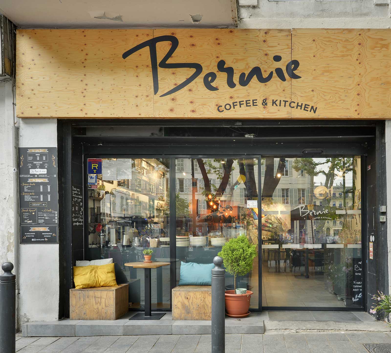 Voici la devanture de notre restaurant végétarien Bernie Coffee installé sur la place de Rome dans le 13006 à Marseille.